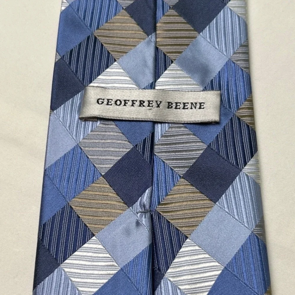 Geoffrey Beene Mens Geometric Patchwork Silk Classic Necktie OS Blue Navy Silver